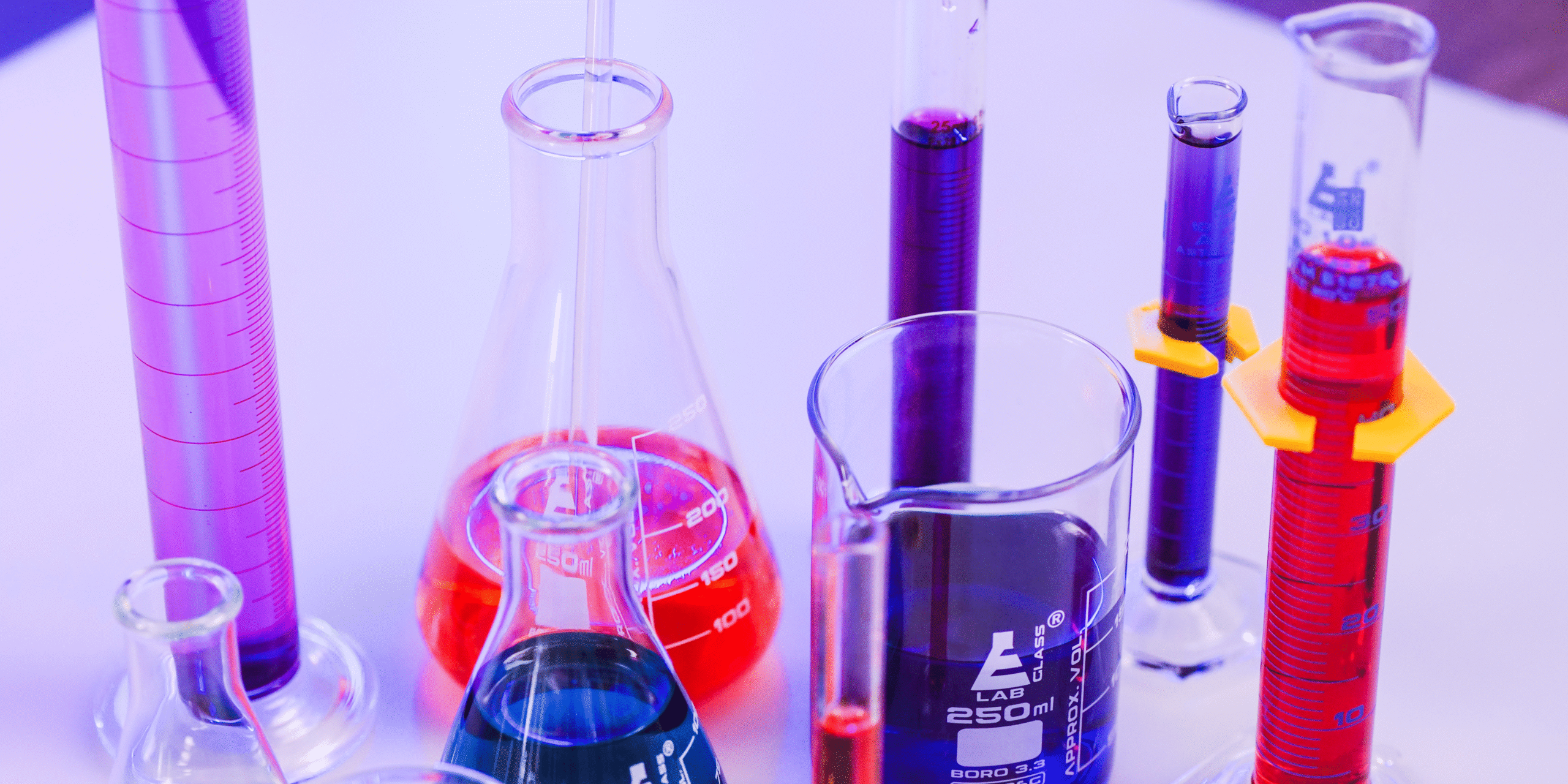 Materias primas químicas para la industria de aseo, cosméticos y alimentos de Chemtrop S.A.S.