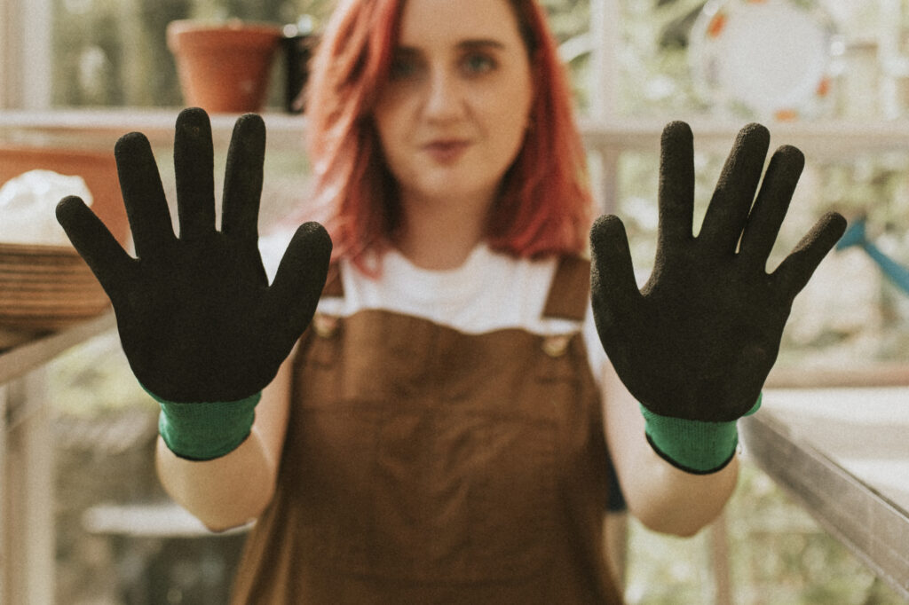 Durante la limpieza, la piel de las manos se expone a químicos que pueden causar daño. Usar los guantes correctos, evitar el contacto directo y aplicar crema hidratante son pasos clave para protegerlas. La seguridad empieza con buenos hábitos, incluso en tareas cotidianas como limpiar.